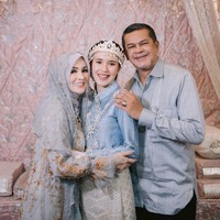 Mulai dari pakaian Beby, keluarga, dan para tamu undangan, hingga dekorasi tampak senada dengan warna pastel. Kedua orangtua Beby pun tampak setia menemani sang anak di acara jelang pernikahannya tersebut. Foto: Instagram/@bebytsabina