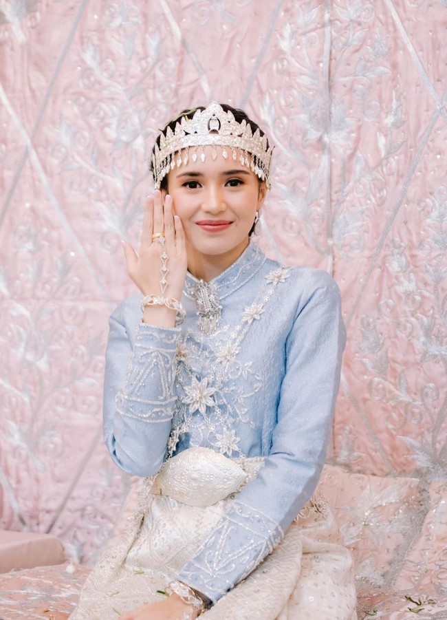 Tak sedikit yang memuji penampilan Beby saat menjalani acara adat jelang pernikahannya tersebut. Ditambah dengan riasan wajah natural glam, penampilan Baby jadi semakin bikin terpana. Masyaallah cantikkkk nyaaaa, komentar salah seorang netizen. MasyaAllah pangling banget kak beby, tambah netizen lain. Foto: Instagram/@bebytsabina