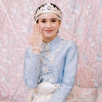 Tak sedikit yang memuji penampilan Beby saat menjalani acara adat jelang pernikahannya tersebut. Ditambah dengan riasan wajah natural glam, penampilan Baby jadi semakin bikin terpana. Masyaallah cantikkkk nyaaaa, komentar salah seorang netizen. MasyaAllah pangling banget kak beby, tambah netizen lain. Foto: Instagram/@bebytsabina