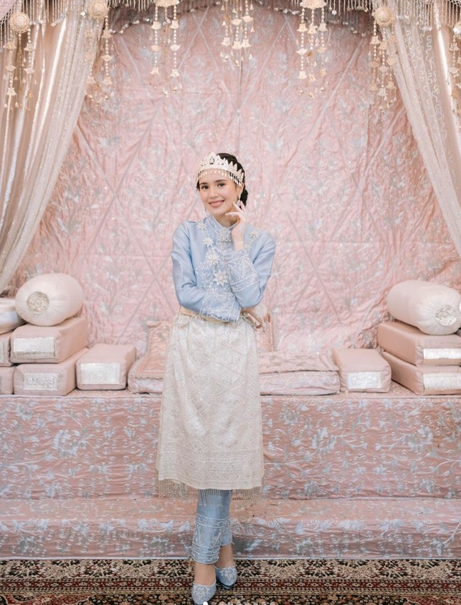 Cut Beby Tsabina dan Rizki Natakusumah telah resmi menikah pada 23 Juni 2024. Sebelum resmi menikah Beby Tsabina terlihat menjalani tradisi adat Boh Gaca dari kota asalnya, Aceh. Foto: Instagram/@bebytsabina