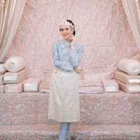 Cut Beby Tsabina dan Rizki Natakusumah telah resmi menikah pada 23 Juni 2024. Sebelum resmi menikah Beby Tsabina terlihat menjalani tradisi adat Boh Gaca dari kota asalnya, Aceh. Foto: Instagram/@bebytsabina