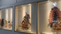 Museum ini menyimpan berbagai koleksi, mulai dari wayang kulit, wayang beber, wayang revolusi, wayang kardus, wayang rumput, boneka hingga wayang dari luar negeri.  
