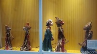 Museum Wayang dulunya merupakan bekas gereja ketika masa kolonial Belanda dan kini bangunan tersebut beralih fungsi menjadi sebuah museum. Inisiasi Museum Wayang ini lahir salah satunya adalah Ali Sadikin, ya kala itu beliau merupakan gubernur DKI Jakarta. Museum ini diresmikan pada 13 Agustus 1975.  