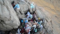 Umat Islam antre memasuki Gua Hira di Jabal Nur, Makkah, Arab Saudi, Senin (24/6/2024). 