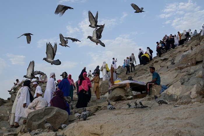Pedagang bersantai sembari menunggu calon pembeli di lokasi ziarah Gua Hira, Jabal Nur, Makkah, Arab Saudi, Senin (24/6/2024). Gua Hira yang merupakan tempat pertama kalinya Nabi Muhammad SAW menerima wahyu dari Allah SWT melalui malaikat Jibril tersebut ramai dikunjungi umat Islam setelah selesainya rangkaian puncak ibadah haji. ANTARA FOTO/Sigid Kurniawan/aww.