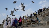Gua Hira adalah tempat yang sangat bersejarah untuk umat Islam. Gua Hira yang berada di Jabal Nur sering dikunjungi jemaah haji atau umrah. Lokasinya tak jauh dari Masjidil Haram sekitar 7 KM.  Foto: ANTARA FOTO/SIGID KURNIAWAN