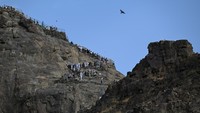 Namun sekarang sudah dibangun tangga permanen untuk jemaah jalan menuju ke Gua Hira. Di dalam Gua Hira dapat menampung sekitar 4 orang.  Foto: ANTARA FOTO/SIGID KURNIAWAN