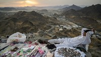 Pedagang bersantai sembari menunggu calon pembeli di lokasi ziarah Gua Hira, Jabal Nur, Makkah, Arab Saudi. 