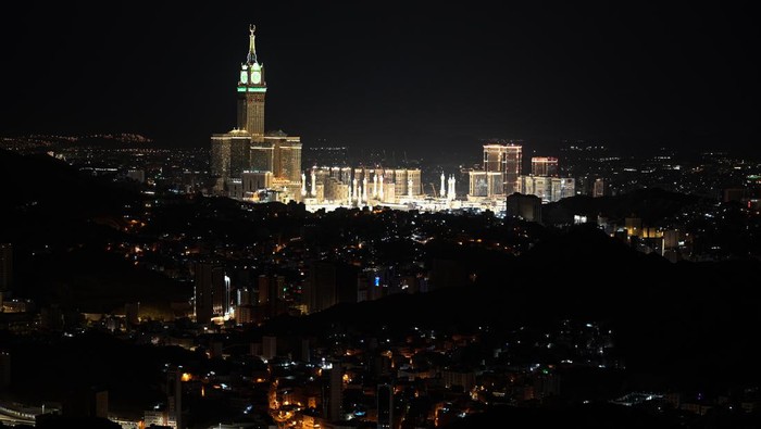 Berziarah di Gua Hira Pedagang bersantai sembari menunggu calon pembeli di lokasi ziarah Gua Hira, Jabal Nur, Makkah, Arab Saudi, Senin (24/6/2024). Gua Hira yang merupakan tempat pertama kalinya Nabi Muhammad SAW menerima wahyu dari Allah SWT melalui malaikat Jibril tersebut ramai dikunjungi umat Islam setelah selesainya rangkaian puncak ibadah haji. ANTARA FOTO/Sigid Kurniawan/aww.