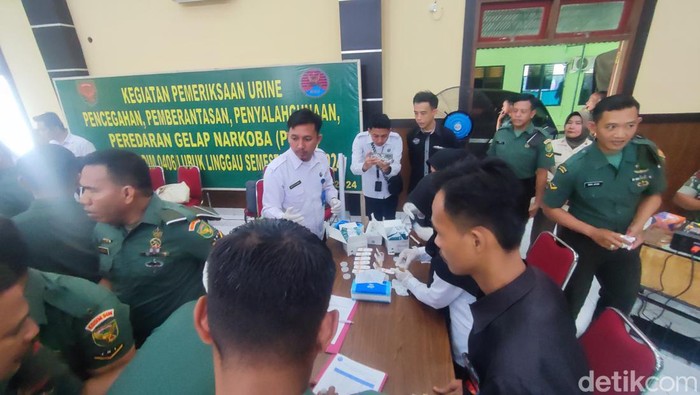 BNNK melakukan tes narkoba dan memberi penyuluhan pencegahan narkoba di Kodim 04/06 Lubuklinggau