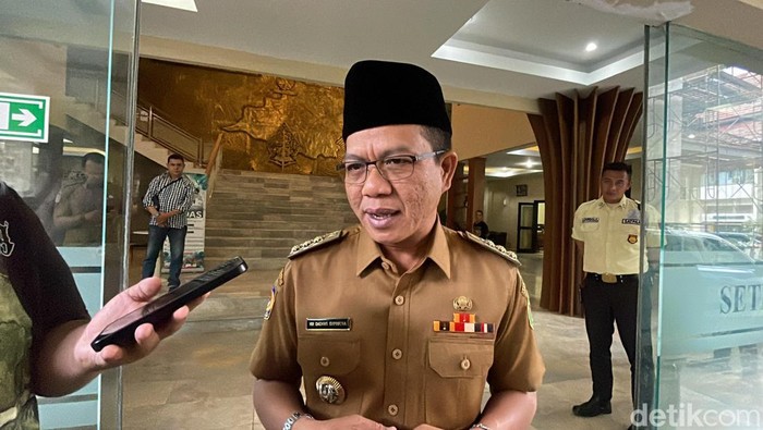 Bupati Bandung, Dadang Supriatna saat wawancara bersama awak media.