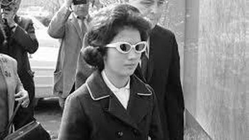 Corazon Amurao - Selamat dari Richard Speck: Walau teror Speck hanya berlangsung semalam, namun mengerikan. Pada malam 13-14 Juli 1966, Speck masuk ke asrama mahasiswa perawat. Dia menyerang dan membunuh 8 penghuninya. Amurao bisa saja jadi korban kesembilan, tapi dia bersembunyi di bawah tempat tidur sementara Speck menghabisi rekannya. Dia tetap di sana sampai pagi. Amurao kemudian mengidentifikasi Speck di pengadilan, membantunya dijatuhi hukuman seumur hidup. Dia meninggal karena serangan jantung tahun 1991. Foto: Facebook