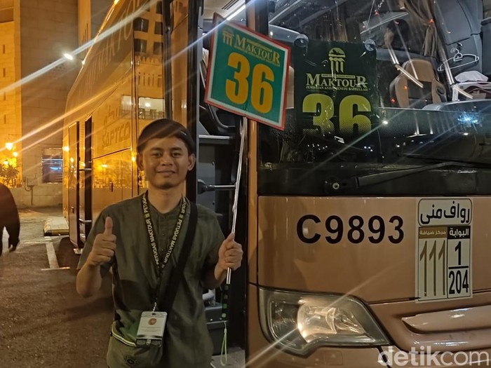 Dea Saputra saat melayani para jemaah haji Maktour.