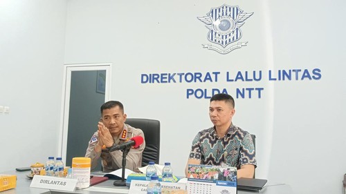 Dirlantas Polda NTT Kombes Restika Pardamean Nainggolan dan Kepala Bagian Kepesertaan BPJS Kesehatan Cabang Kupang Gregorius Decembris Kapitan di aula Ditlantas Polda NTT, Senin (24/6/2024).