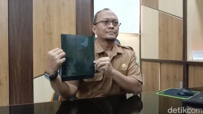 Dokter menunjukkan hasil rontgen pemuda pemakan paku di INdramayu