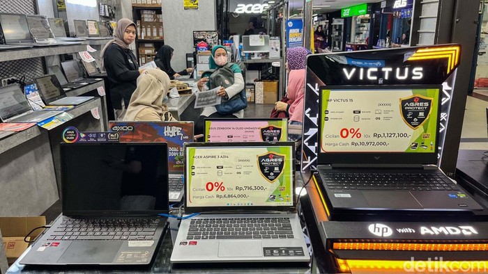 Nilai tukar dolar AS terhadap rupiah tembus Rp 16.300 membuat harga produk elektronik naik. Seperti yang terpantau di Harco Mangga Dua, Jakarta Utara.