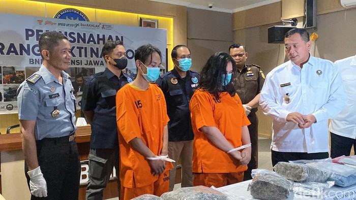 Dua pengedar ganja di Malang yang dibekuk BNNP Jatim