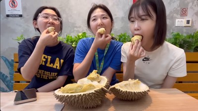 Intip Reaksi Para YouTuber Korea Saat Cicip Durian, Apakah Doyan?