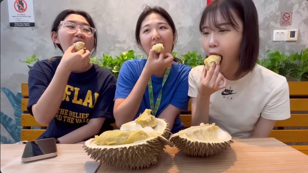 Intip Reaksi Para YouTuber Korea Saat Cicip Durian, Apakah Doyan?