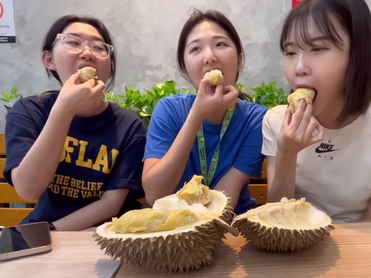Intip Reaksi Para YouTuber Korea Saat Cicip Durian, Apakah Doyan?