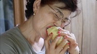 Hari Jisun pernah meminta sang bibi untuk mencicipi durian saat di Indonesia. Saat mencobanya, sang bibi tampak terkejut dengan rasanya karena aromanya menyengat. Aduh aduh bau! kata bibi Hari Jisun. Foto: YouTube