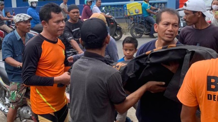 Evakuasi jasad bocah yang bernawa Rafatar yang hanyut di sungai di Belawan. (Istimewa)