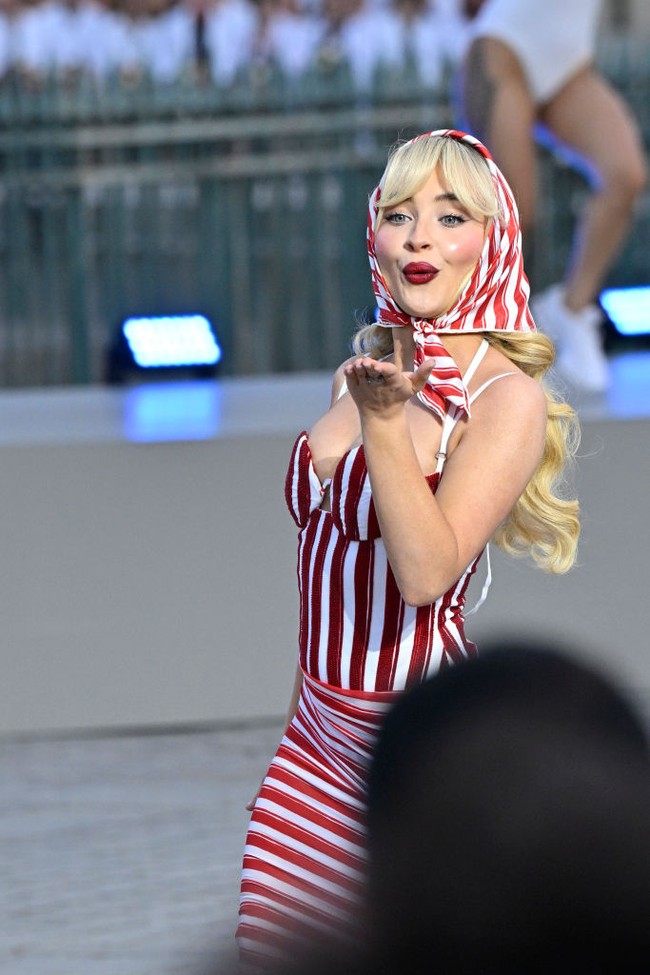 Sabrina bukan satu-satunya selebriti dunia yang unjuk kebolehan sebagai model. Tampil pula Katy Perry dan FKA Twigs. Mereka bersandingan dengan para model profesional seperti Gigi Hadid dan Kendall Jenner. (Foto: Kristy Sparow/Getty Images for Vogue)