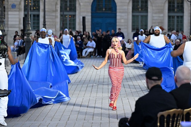 Tidak ketinggalan selop merah cherry senada. Perhiasan yang minimal menjaga penampilannya jauh dari kesan yang berlebihan. (Foto: Kristy Sparow/Getty Images for Vogue)