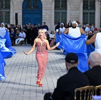Tidak ketinggalan selop merah cherry senada. Perhiasan yang minimal menjaga penampilannya jauh dari kesan yang berlebihan. (Foto: Kristy Sparow/Getty Images for Vogue)