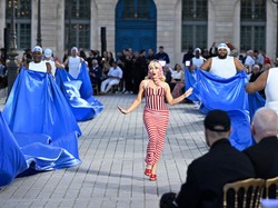 7 Gaya Sabrina Carpenter di Catwalk Vogue World Paris, Centil Bergaun Merah