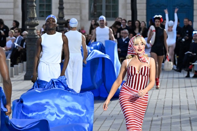 Peragaan busana ‘Vogue World: Paris’ di Place Vendome, Paris, Prancis, pada Minggu (23/6/2024), bertaburan bintang. Sabrina Carpenter termasuk satu di antaranya. (Foto: Kristy Sparow/Getty Images for Vogue)
