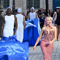 Peragaan busana ‘Vogue World: Paris’ di Place Vendome, Paris, Prancis, pada Minggu (23/6/2024), bertaburan bintang. Sabrina Carpenter termasuk satu di antaranya. (Foto: Kristy Sparow/Getty Images for Vogue)