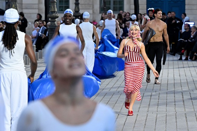 Busana tersebut melengkapi momen perdananya di catwalk. Ia berlenggang dengan gerak tubuh yang genit dan centil. (Foto: Kristy Sparow/Getty Images for Vogue)