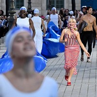 Busana tersebut melengkapi momen perdananya di catwalk. Ia berlenggang dengan gerak tubuh yang genit dan centil. (Foto: Kristy Sparow/Getty Images for Vogue)