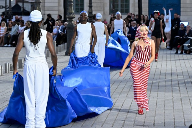 Pelantun ‘Espresso’ itu muncul dalam balutan busana bernuansa pakaian renang retro yang mencolok berkati motif garis merah-putih. Look yang menemaninya merupakan bagian dari koleksi terbaru jenama Prancis Jacquemus. (Foto: Kristy Sparow/Getty Images for Vogue)