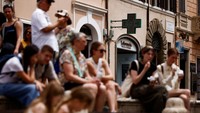 Wisatawan di Roma sedang menghadapi gelombang panas yang melanda Italia tengah dan selatan, dengan suhu diperkirakan mencapai 40 derajat Celsius (104 Fahrenheit) pada tengah hari. REUTERS/Guglielmo Mangiapane