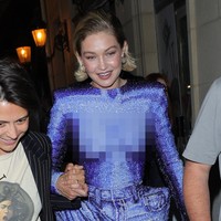 Desain gaun seolah mengekspos tubuh tanpa busana yang menonjolkan payudara, namun sebenarnya modelnya tertutup dengan kerah tinggi dan lengan panjang. Foto: Getty Images/Jacopo Raule