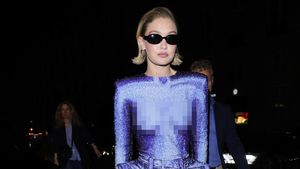 5 Foto Gigi Hadid Dikira Pamer Dada, Ternyata Begini Desain Bajunya