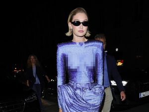 5 Foto Gigi Hadid Dikira Pamer Dada, Ternyata Begini Desain Bajunya