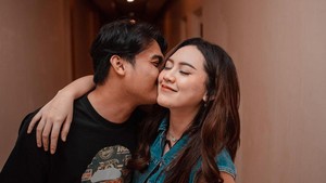 Penyanyi Gilga Sahid selalu bisa menyertakan caption manis saat mengunggah foto mesra dengan Happy Asmara. Kayak yang satu ini, Rindu ini curang , selalu bertambah tanpa tahu caranya untuk berkurang omong, AILOPYU SAYANG. Kalau sudah resmi halal aja kok unggah foto seperti ini. Foto: dok. Instagram Gilga Sahid dan Happy Asmara