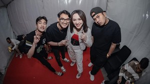 Gilga Sahid kerap menemani Happy Asmara dan menunggu di belakang panggung. Foto: dok. Instagram Gilga Sahid dan Happy Asmara