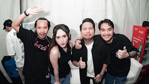 Foto ini diunggah Happy Asmara satu sehari setelah kabar pernikahannya dengan Gila Sahid resmi digelar, Minggu (23/6/2024). Beneran nih baru nikah langsung sibuk manggung lagi? Foto: dok. Instagram Gilga Sahid dan Happy Asmara