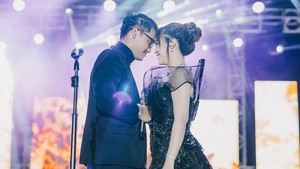 Foto yang diungga Gilga Sahid pada 24 April 2024 ini juga bikin gak fokus ketika Happy Asmara memanggil Gilga suami. Cieeee cwmi kuuuu, tulis komentar Happy Asmara. Foto: dok. Instagram Gilga Sahid dan Happy Asmara