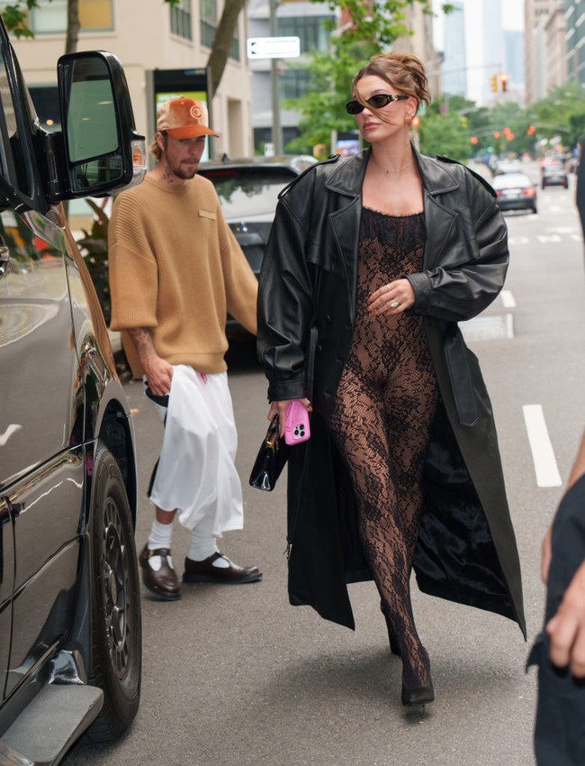 Penampilan Hailey Bieber yang usia kehamilannya sudah memasuki trimester ketiga tidak seperti wanita hamil pada umumnya yang kerap memakai dress. Foto: Gotham/GC Images/Getty Images