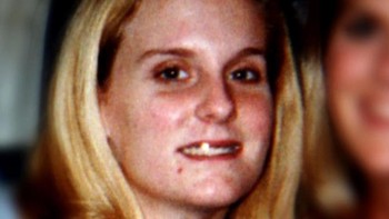 Holly Dunn- Selamat dari Angle Resendiz: Reséndiz menggunakan nama The Railroad Killer, pria yang merenggut sedikitnya 15 nyawa di Meksiko dan Amerika Serikat di 80an dan 90an. Agustus 1997, Reséndiz menyerang Christopher Maier dan pacarnya, Holly Dunn, di dekat rel kereta api. Dia mengikat keduanya dan membunuh Maier dengan menjatuhkan batu ke kepalanya. Dia menusuk leher Dunn dengan pemecah es, memukul kepalanya dengan papan kayu, dan melecehkannya. Dia berhasil selamat dari luka-lukanya, menjadi satu-satunya korban The Railroad Killer yang hidup. Foto: CBS