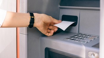 7. ATM dengan instruksi dalam Bahasa Latin: Bahasa Italia adalah bahasa resmi Kota Vatikan dan merupakan bahasa yang digunakan untuk semua urusan resmi. Bahasa Italia juga merupakan bahasa umum, tetapi Takhta Suci menggunakan bahasa Latin sebagai bahasa resminya. Vatikan juga dianggap sebagai penjaga de facto Bahasa Latin. Jadi, mungkin tidak mengherankan jika ATM Bank Vatikan menyediakan instruksi dalam Bahasa Latin. Foto: Getty Images/iStockphoto/iprogressman
