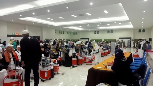 Jemaah haji kloter satu tengah berkumpul di Aula Asrama Haji Lombok, Kota Mataram, sebelum dijemput keluarga, Minggu dini hari (23/6/2024).