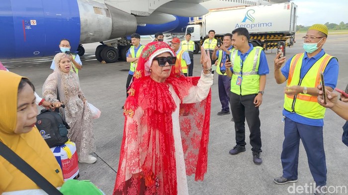Jemaah haji bernama Andi Anna Baso (60) saat turun dari pesawat di Bandara Internasional Sultan Hasanuddin Makassar, Sulawesi Selatan (Sulsel).