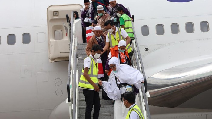 Jemaah kloter 2 Debarkasi Palembang tiba di SMB II.