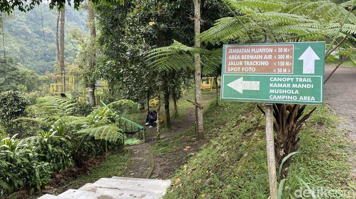 Jembatan Plunyon Kalikuning merupakan destinasi di lereng Gunung Merapi. Jembatan ini makin populer setelah muncul sebagai latar ikonik di film KKN Desa Penari.